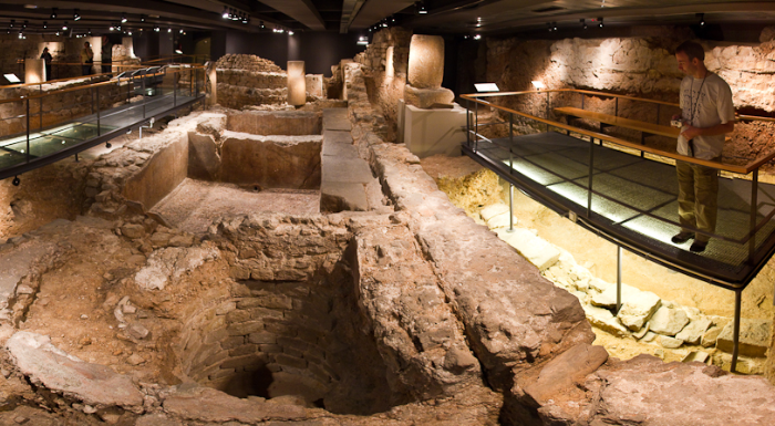 Vestigios romanos de una tintorería y bodega del Siglo II d.C bajo la plaza del Rey