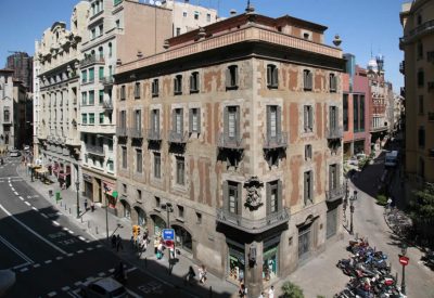 La Casa de la Seda, construida en 1763 es el edificio más antiguo de la Via Laietana