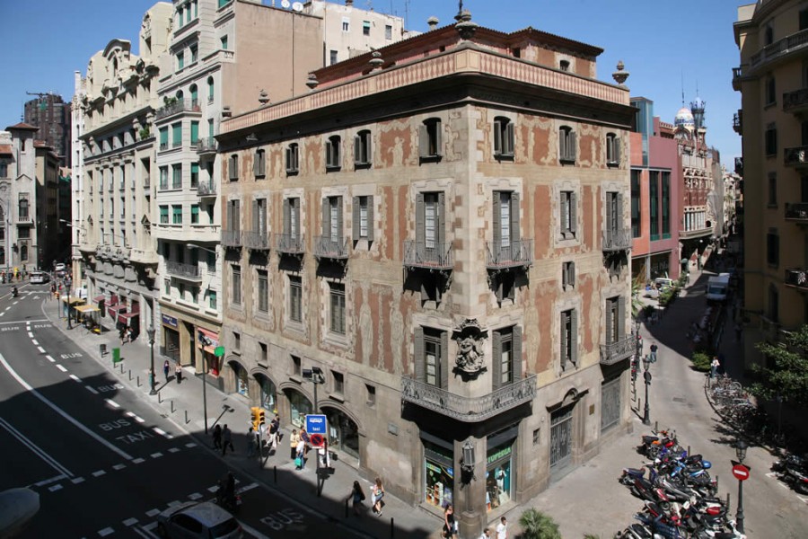 La Casa de la Seda, construida en 1763 es el edificio más antiguo de la Via Laietana